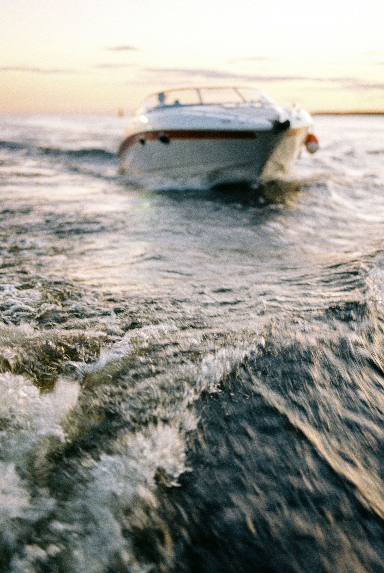 Privates Sonnenuntergangs-Schnellboot – Foto 1